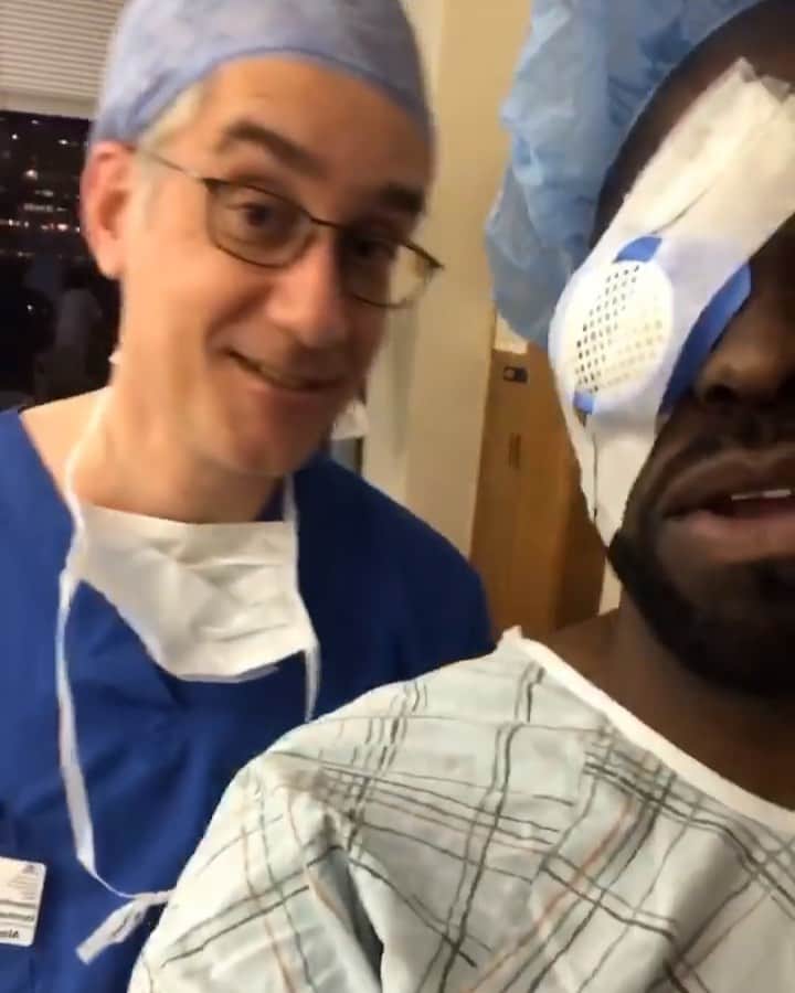 ファンクマスター・フレックスのインスタグラム：「Mt. Sinai: i know my hat looks bananas! Dr. Alan Dayan did the emergency surgery!! I hate anesthesia!! We back!! My shit was dark for a sec!!🤷🏿‍♂️ The Brooklyn crew Dr Dayan  Dr Agemy  Nurse Alex Kulchinski O.R Troy Ratcliffe / Trouble Tee Anesthesiologist  Nelson ko Unit clerk Daniel Rivera  PS. NELSON YOU AINT GIVE ME ENOUGH LAUGHING GAS... I COULD HEAR AND SEE TOO MUCH.. WE TALKED ABOUT THIS FAM PRIOR?? #retnadetachment」