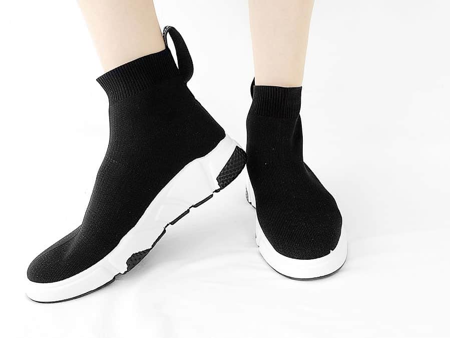 lve_xxxxのインスタグラム：「.﻿ .﻿ 本日 再入荷の人気shoes👣﻿ ﻿ @lveu.official ﻿ ﻿ ☑︎ Sock sneakers﻿﻿﻿ BLACK﻿﻿﻿ ﻿ サイズ感のお問い合わせを﻿ 頂いていたので💁‍♀️﻿ ﻿ 普段23.5㌢﻿ converse は 24㌢ ﻿ (少し大きめが可愛いと思ってる為😂←)﻿ ﻿ こちらは 23.5㌢を履いてます。﻿ ﻿ インソール入れたかったけど﻿ ジャストサイズで断念😂﻿ ﻿ サイズ心配な方は﻿ ハーフ or 1サイズ 上げても﻿ 中敷等で調整頂けると思います🙆‍♀️﻿ ﻿ ご参考にまでに☺︎﻿ ﻿ サイズ欠け 残りわずかの﻿ サイズ御座います。﻿ ﻿ 是非、ご検討くださいませ🙇‍♀️🖤﻿ ﻿ ﻿」