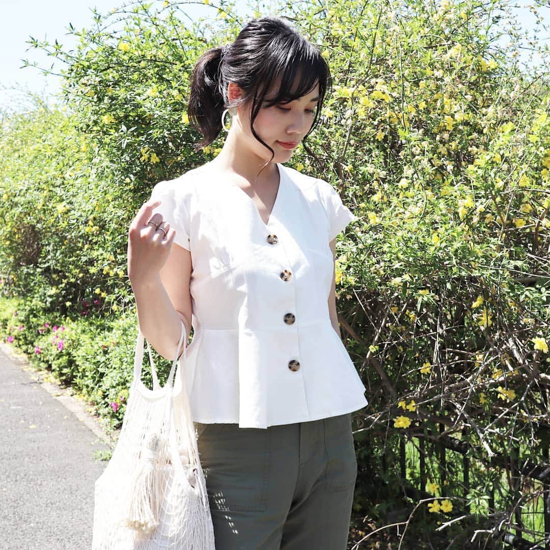 Eri Satoのインスタグラム：「offwhite×khakigreenコーデ  @titivatejp の #フレンチスリーブペプラムブラウス オフホワイトのMサイズです  べっこう柄のボタンがポイントになってて可愛い♪ リネンパンツに合わせてワントーンコーデとかもしたいな～😋💕 · #titivate#ティティベイト#stylepoint #titivatestyle #style#fashion#ootd#outfit #code#coordinate#stylepoint#instafashion#instagood#instalike#ファッション#コーディネート#コーデ#プチプラ#プチプラコーデ #今日の服#今日のコーデ#ママコーデ#パンツコーデ#シンプルコーデ#春コーデ#通販#ブラウス」