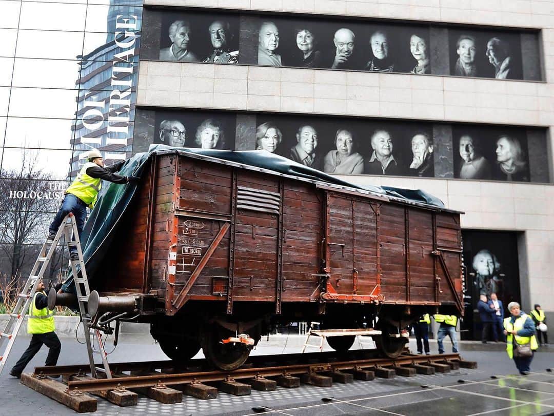 NBC Newsさんのインスタグラム写真 - (NBC NewsInstagram)「A German rail car used for the mass deportation of men, women and children to the Nazi death camp Auschwitz sits in front of the Museum of Jewish Heritage in #NYC for the exhibit “Auschwitz. Not long ago. Not far away.” Click the link in our bio to read about the opening. . 📷 Richard Drew / @apnews」5月8日 23時41分 - nbcnews
