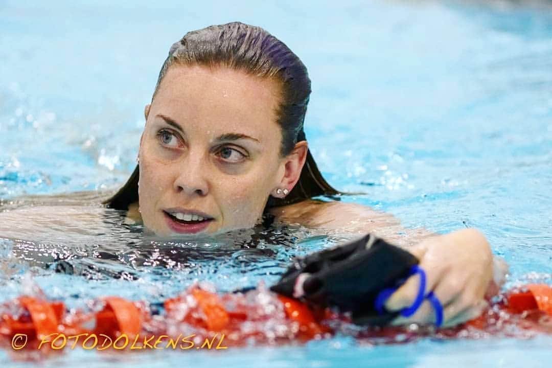 フェムケ・ヘームスケルクのインスタグラム：「"Als je beperkt denkt, krijg je beperkte prestaties" . . In het vliegtuig luister ik naar een podcast met Jeroen Otter, waar ik hem bovenstaande quote heb horen zeggen. Ik vond het mooi! Voor wat we oa gisteravond hebben kunnen zien tussen Liverpool en Barcelona, voor wellicht vanavond Ajax-Tottenham, maar vooral voor mezelf, als reminder. 💪 . . #TeamNL #WednesdayWisdom #NeverGiveUp」