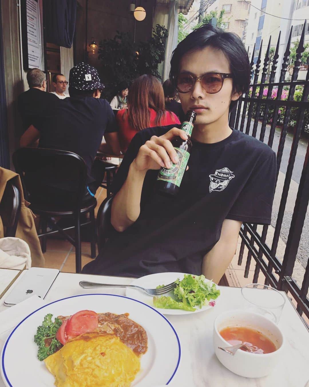 のインスタグラム：「おしゃカフェでbrooklyn lager🍺 Tシャツはバルセロナにあるnomadcoffeのもの。」