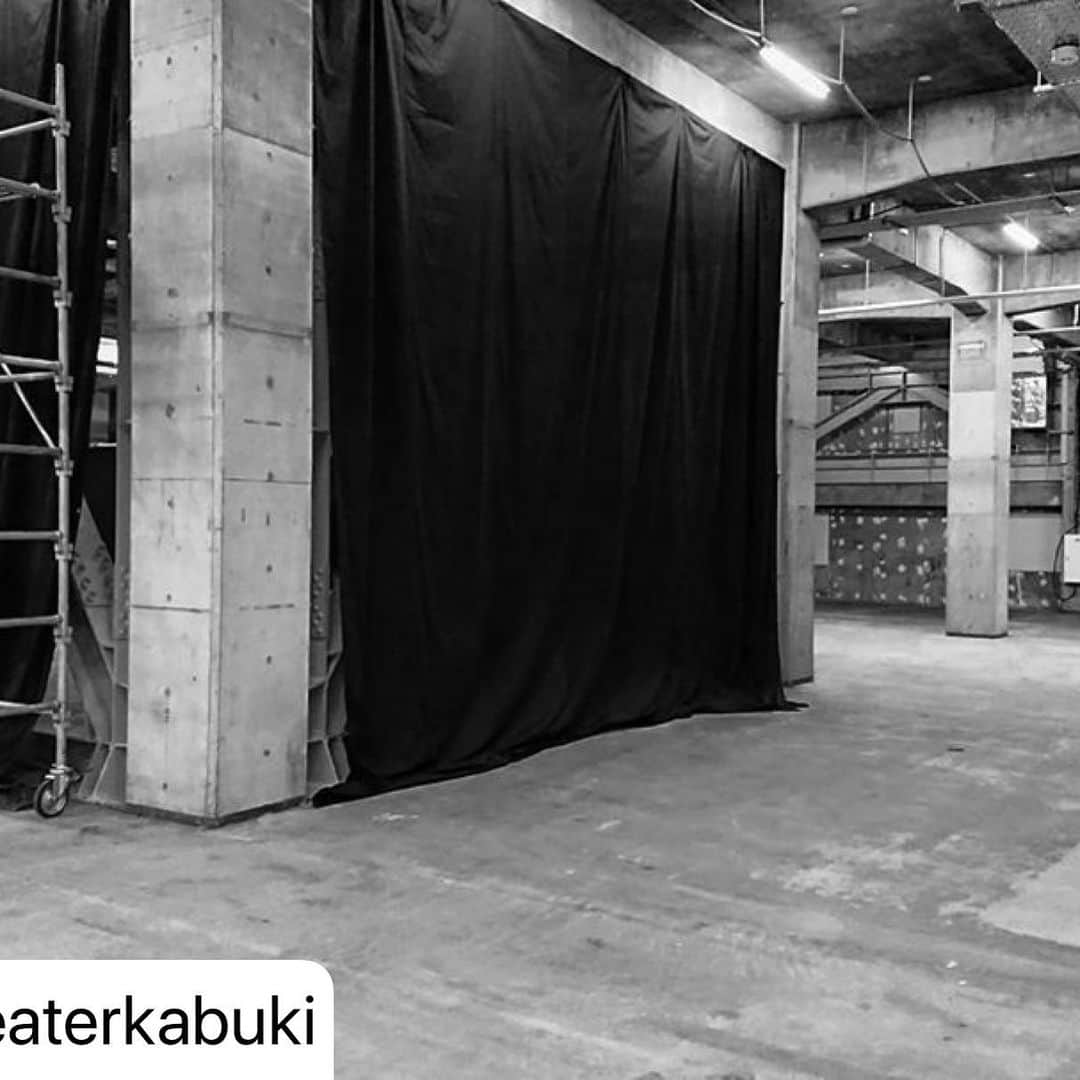 中村獅童さんのインスタグラム写真 - (中村獅童Instagram)「#repost @offtheaterkabuki ・・・ 寺田倉庫での設営風景 其の二 #オフシアター歌舞伎 新たなる時代の試みである歌舞伎 #女殺油地獄 はセンターステージ、これもまた楽しみであります  #歌舞伎 #kabuki #中村獅童 #中村壱太郎 #上村吉弥 #嵐橘三郎 #赤堀雅秋 #荒川良々 #近松門左衛門  真近で目撃してください。」5月8日 23時52分 - shido_nakamura