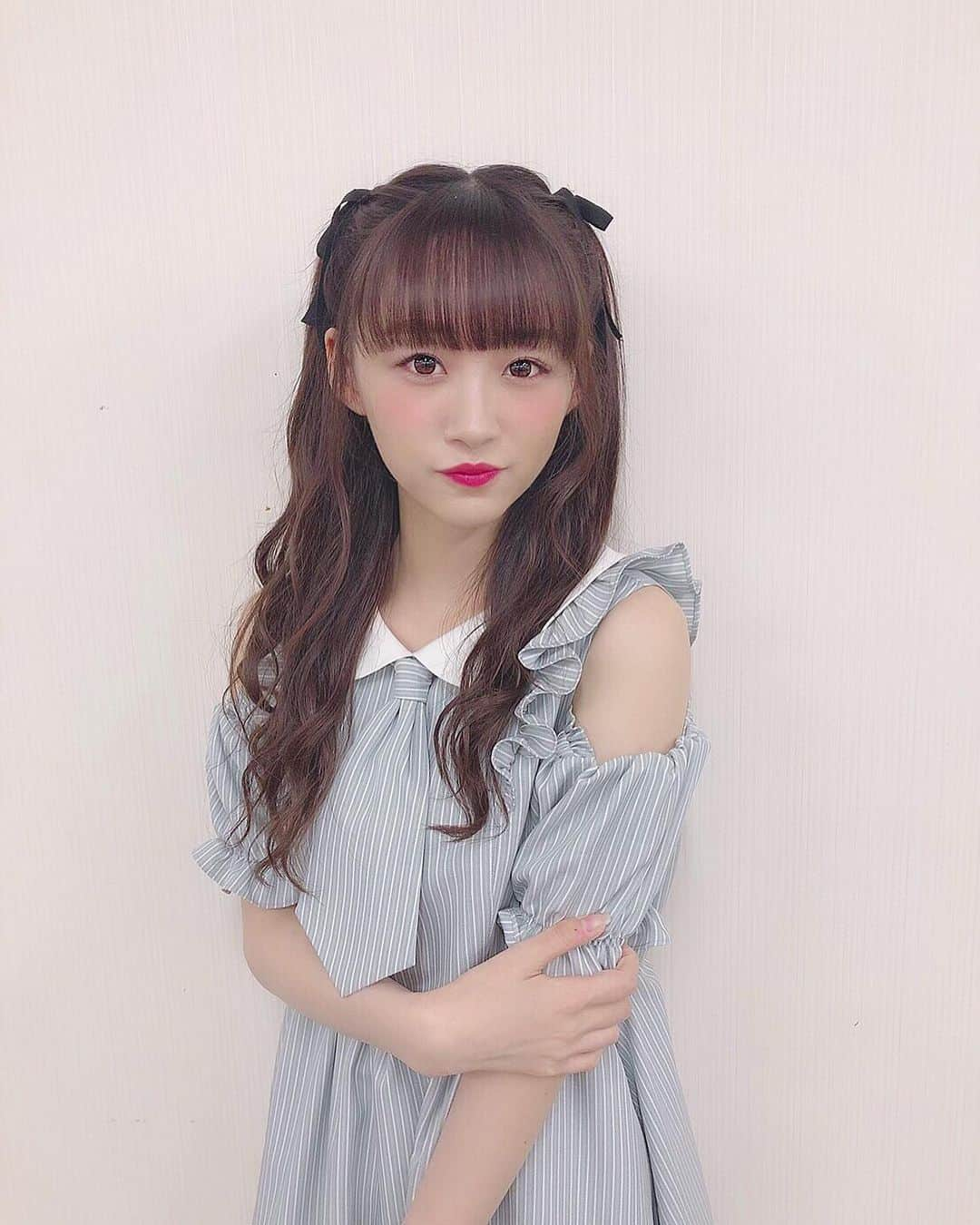 音嶋莉沙さんのインスタグラム写真 - (音嶋莉沙Instagram)「🎀個別握手会で着たお洋服の写真🎀﻿﻿ ﻿﻿ one-piece❤︎﻿ @ankrouge_official ﻿ sandal❤︎﻿ @honeysalonbyfoppish ﻿ ﻿ 沢山の方から、可愛いって言われて﻿ 嬉しかったんだっ😉﻿ 首元がネクタイ👔になっているとこが ポイント✌️ ﻿﻿ 髪の毛には、お洋服に合うように﻿ リボンを付けました！！﻿ ﻿ サンダルも、大好きなキラキラ沢山で﻿ お気に入り✨﻿ ﻿ ﻿﻿ #私服 #ワンピース #アンクルージュ﻿﻿ #ハニーサロン﻿﻿ ﻿﻿ ﻿﻿」5月8日 23時49分 - otoshima_risa