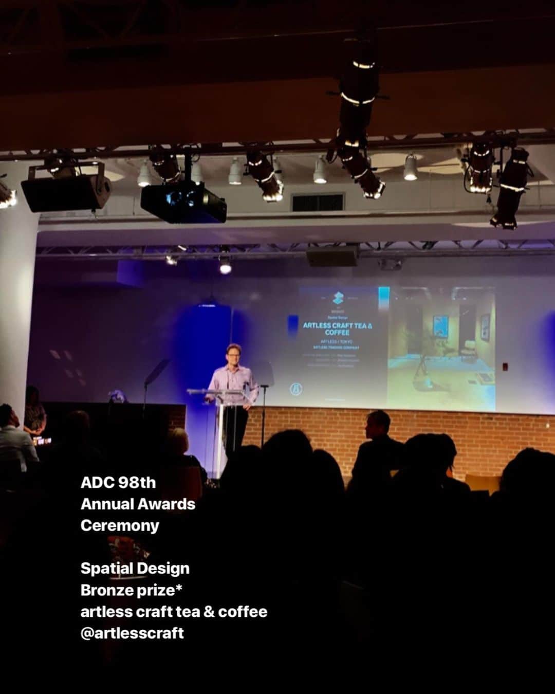川上俊のインスタグラム：「ADC 98th Annual Awards (New York) Ceremony // Spatial Design - Bronze prize*: artless craft tea & coffee + Branding - Merit: Mist hot spring hotel  ー ニューヨークADC に artless craft tea & coffee がブロンズ、Mist hot spring hotel がメリットを受賞しまして、授賞式へ。https://www.oneclub.org/awards/adcawards/-search/artless  セレモニーで受賞作品の数々を眺めながら、今の広告やコミュニケーションのトレンドや空気感を肌で感じることができたのはとても良かった。審査員だったレイさん (Rei Inamoto) にも久し振りに少し会えたし。また参加したことで、やはりNYでのアワードはNYやUSでのプロジェクトで受賞しないと正当評価ではないようにも感じて、本質的な意味ないかもななどと、オーディエンス反応をみて感じたり。あらためて、NY やUSでもプロジェクトしないと次のステージ行けないなという初心と憧れの気持ちが戻り、いいきっかけといい時間をもらいました。  #adc #artdirectorsclub」