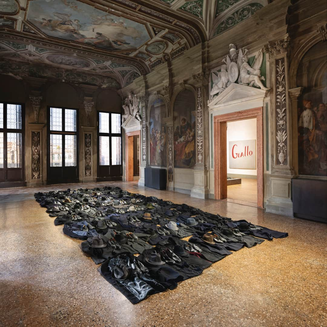 プラダさんのインスタグラム写真 - (プラダInstagram)「On Saturday 11 May the exhibition #JannisKounellis, curated by #GermanoCelant, will open to the public in the historical palazzo of Ca’ Corner della Regina, @fondazioneprada Venetian venue. #fondazioneprada - Jannis Kounellis Senza titolo, 2011 cappotti, cappelli, scarpe」5月8日 23時55分 - prada