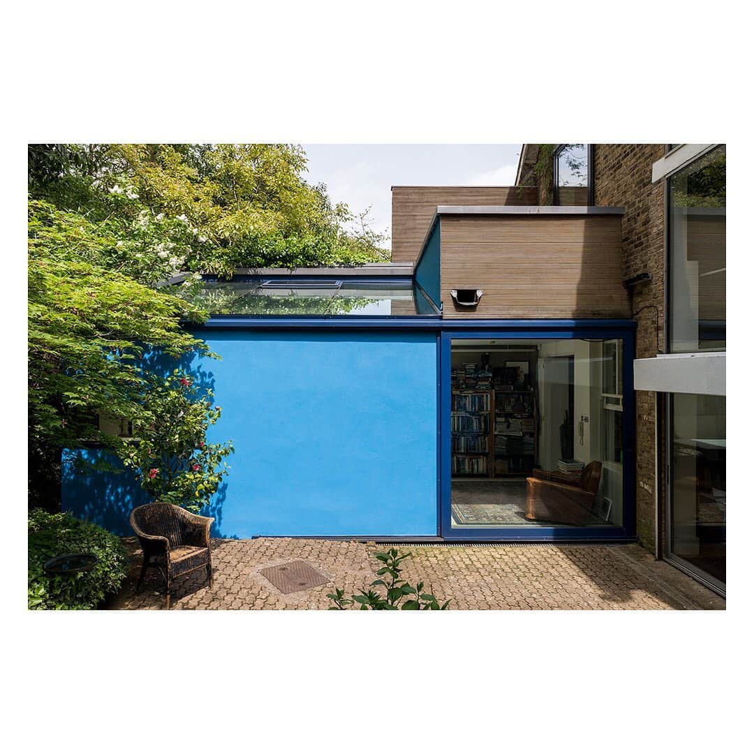The Modern Houseさんのインスタグラム写真 - (The Modern HouseInstagram)「Modern Materials: original features meet innovative design at this light-filled Highgate home. Follow the link in our bio for the sales particulars.  #highgate #johnwinter #renovation」5月8日 23時56分 - themodernhouse
