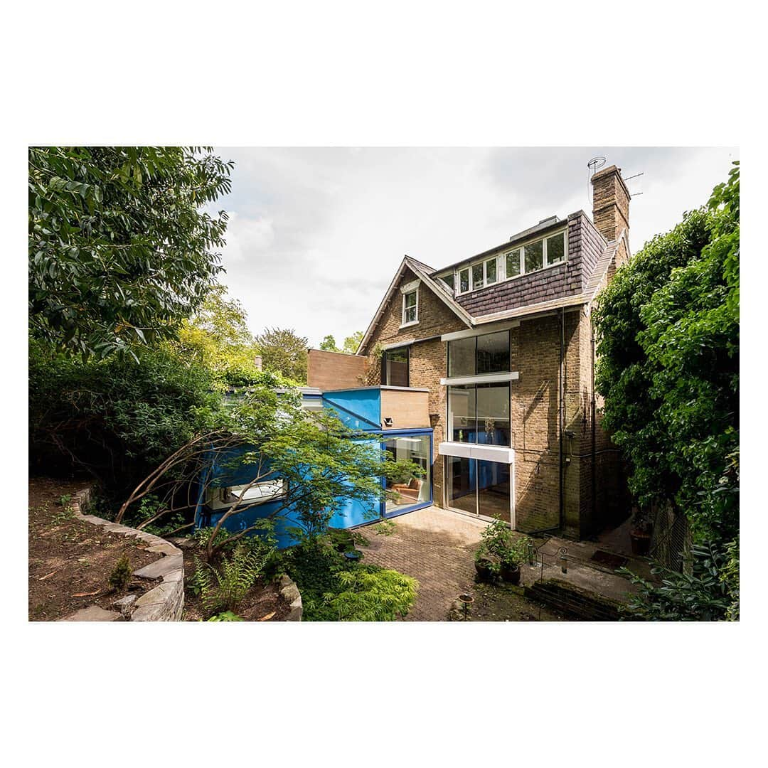 The Modern Houseさんのインスタグラム写真 - (The Modern HouseInstagram)「Modern Materials: original features meet innovative design at this light-filled Highgate home. Follow the link in our bio for the sales particulars.  #highgate #johnwinter #renovation」5月8日 23時56分 - themodernhouse