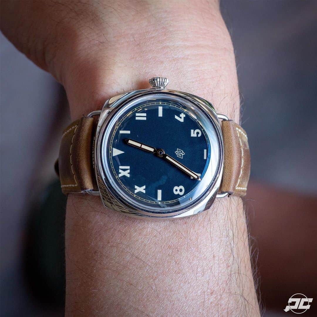 パネライのインスタグラム：「Fun Fact! The Older version of the #Panerai #PAM424 Radiomir Cali Dial featured a date window. They eventually removed it and we have this version of the 424 which is truer to the original ones released. I have to say that I am a big fan of no date on this piece. #paneraicentral」