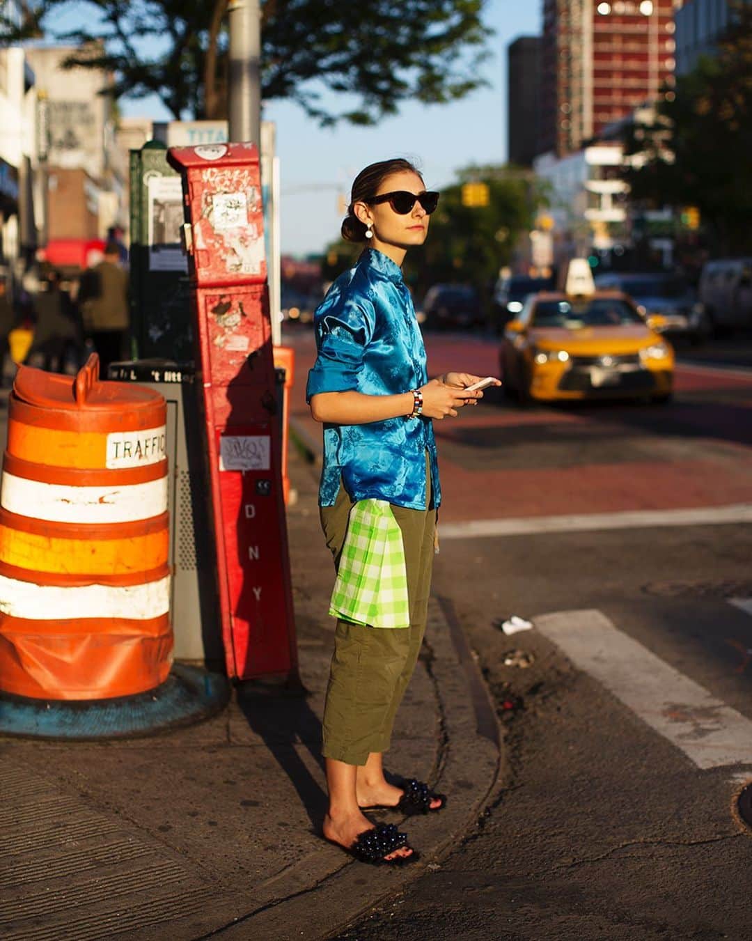スコット・シューマンのインスタグラム：「EOD shopping with @jennymwalton on Delancey St.  with her colorful baggu bag and fuzzy @miumiu shoes 😂😂 (passing dogs always give them a close inspection 👀)」