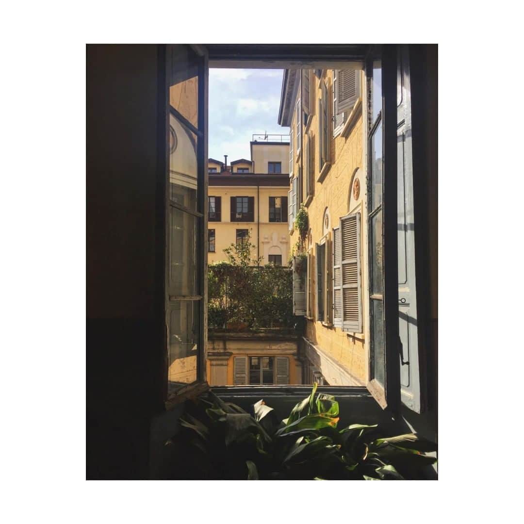 ラファエルカルーゾさんのインスタグラム写真 - (ラファエルカルーゾInstagram)「One secret of Milan is its most remarkable spaces are hidden from plain view.⁣⁣⁣⠀ ⁣⁣⁣⠀ Courtesy of @disegnatorio⠀⁣⁣⁣⠀ ⠀⁣⁣⁣⠀ #CarusoMenswear #ALifeLessOrdinary #artoflivingwell #carusostyle #caruso #trulysartorial #fullycanvassed #lifelessordinary #timelessicon #menstailoring #unstructuredstyle  #individualityofspirit #milan🇮🇹#Lombardia #Italy #pointofview #timelessrhythm #menswearfashion #businessfashion #impeccabletaste #impeccablestyle #madeinitaly #Milan #tailoring⠀」5月9日 0時00分 - carusomenswear