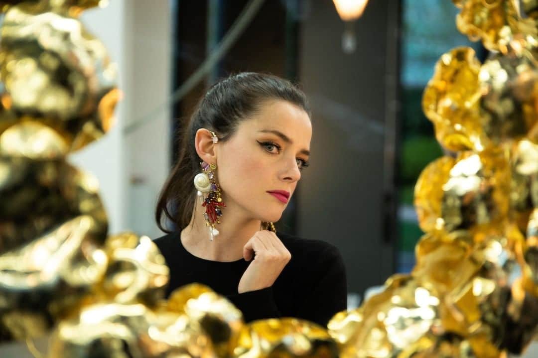 グーセンス パリのインスタグラム：「@roxane_mesquida having fun trying our Shell earrings from the Tribute to Robert Goossens collection, in front of our Water Lillies mirror. . . #📸 by @jeanpicon . . #Goossens #shell #earrings #TributeToRobertGoossens #new #Waterlillies#mirror」