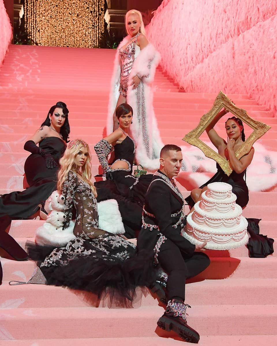 ジェレミー・スコットさんのインスタグラム写真 - (ジェレミー・スコットInstagram)「WHO SAYS YOU CAN’T HAVE YOUR CAKE AND EAT IT TOO ?! 🎂 #METGALA #KINGOFCAMP」5月9日 0時01分 - jeremyscott