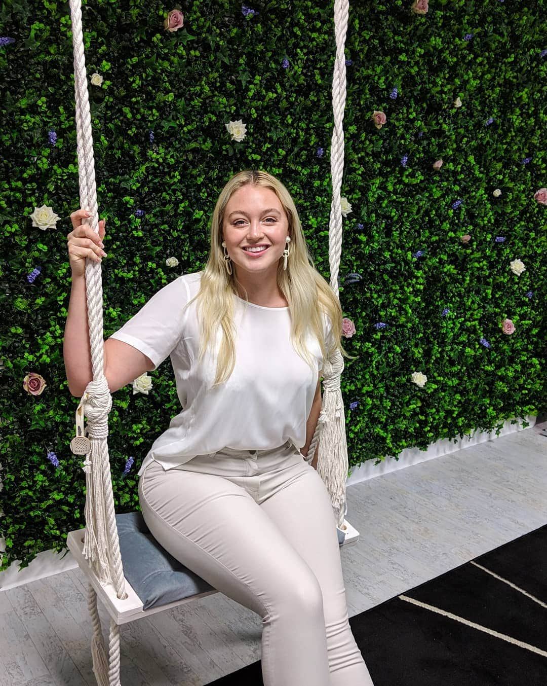 イスクラ・ローレンスさんのインスタグラム写真 - (イスクラ・ローレンスInstagram)「AD| 🌸🌼Fun fact I have a swing in my house😛🌺🌷 Loving the nude camel of these @personabymr and clean white silky top✨ #personabymr is a brand I've always loved for offering high quality fabrics and luxury Italian design, with diverse sizing that's often not offered in more high end luxe brands. Wanted to model for them for years and so happy to be a this last year #personaambassador . . . #ootd #curvyfashion #curvystyle」5月9日 0時03分 - iskra