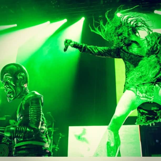 ロブ・ゾンビのインスタグラム：「Tonight in New Orleans ! The Zombie show is rolling into town. Be there and say hello to my robot. #robzombie #johnfive #gingerfish #piggyd #neworleans」