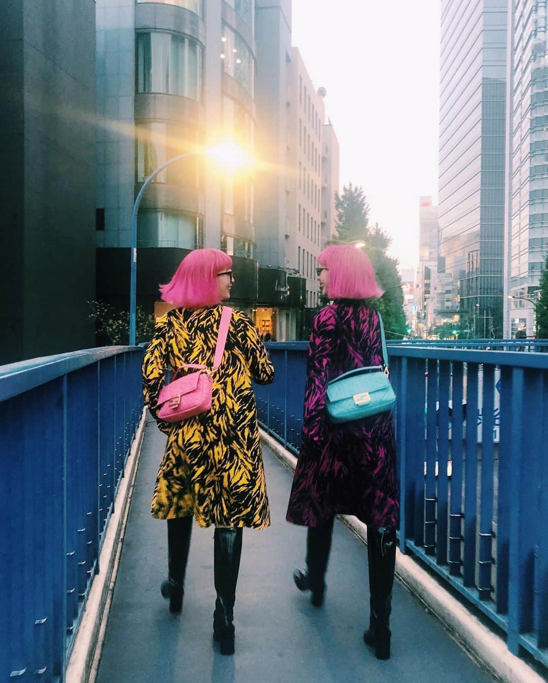 AMIさんのインスタグラム写真 - (AMIInstagram)「双子の日常💯👯‍♀️💕 コートは色違いの @numeroventuno 🔥 bagも色違いの @fendi 🔥  #amiayastyle」5月9日 0時06分 - amixxamiaya