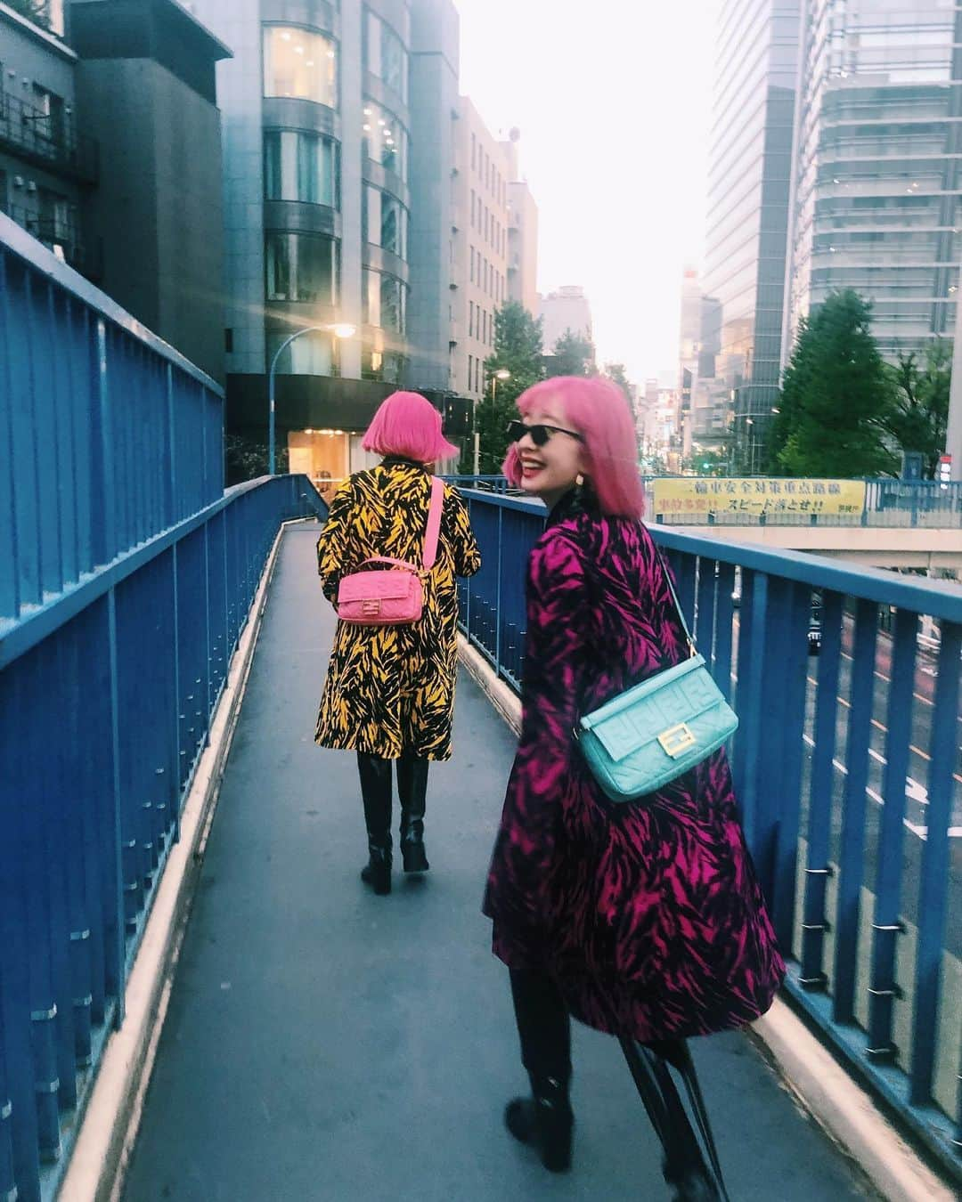 AMIさんのインスタグラム写真 - (AMIInstagram)「双子の日常💯👯‍♀️💕 コートは色違いの @numeroventuno 🔥 bagも色違いの @fendi 🔥  #amiayastyle」5月9日 0時06分 - amixxamiaya