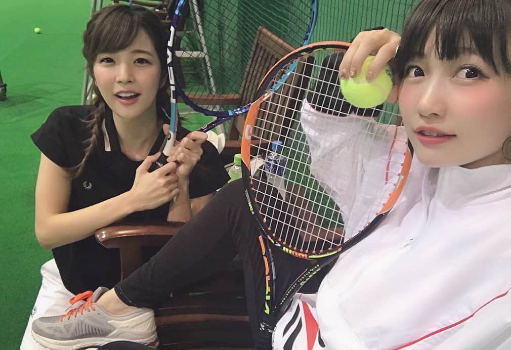 のインスタグラム：「夜テニス最高すぎた🎾 小学生ぶりにやったけど下手くそすぎてビックリ。笑  #昔は家族でテニス旅行してたのに #テニススクールにも通ってたのに #なのに何故 #ウィンブルドンに住んでたのに #悔しい #でも楽しかった」