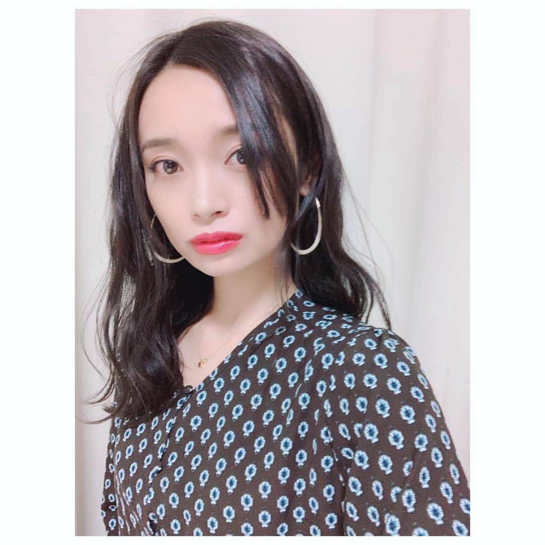 本多末奈さんのインスタグラム写真 - (本多末奈Instagram)「何年振りでしょうか？ かきあげたら分からないくらいですが後ろと同じくらいだった前髪をバッサリカットしてきました✂️✂️💇‍♀️✨ 『前髪切りたい！』って言ったら頑張って伸ばしてた前髪だったため、本郷くんにもびっくりされましたが何のためらいもなく終了✌️✨ がっつりイメチェンではなく こっそりイメチェンですがとても満足💙💚 髪の毛アップしたら分かります🥰（※5枚目参照） ちなみに後ろも全体的に4センチほどカット✂️ 5ヶ月ぶりの美容院でした💇‍♀️ 本郷くん、ありがとうー💗 #前髪つくったよ #こっそりイメチェン #自分リニューアル #本郷くん #ally #hairstyle」5月9日 0時13分 - honda_mana