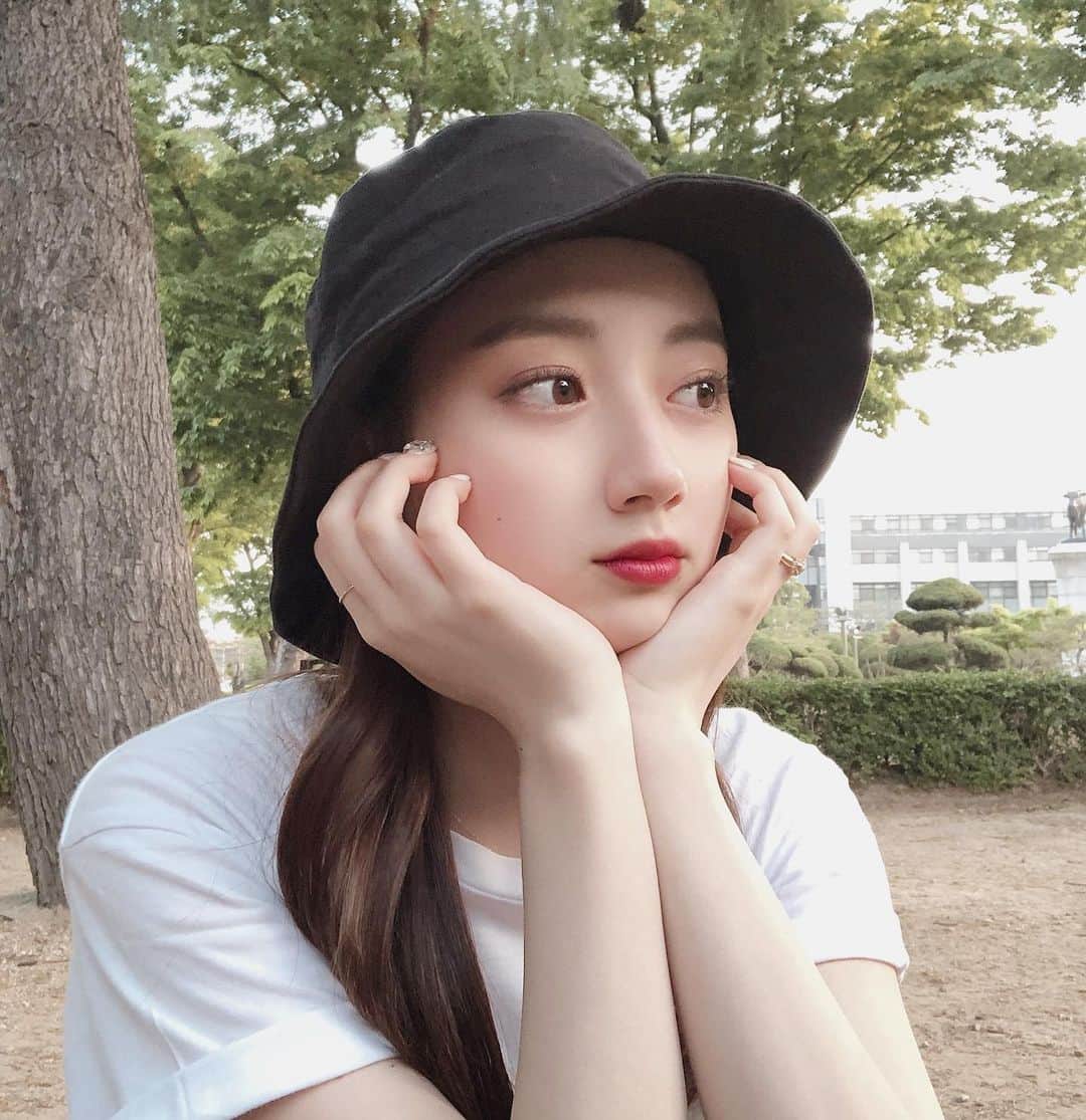 のインスタグラム：「この間久しぶりに日本の언니とイデに行って来ました〜！この日は日差しがすごくて、帽子をゲットオォ！！！イデは買い物するには安くてオススメだよんっ。 そして私は何みてるんだろう、、🙄💭」