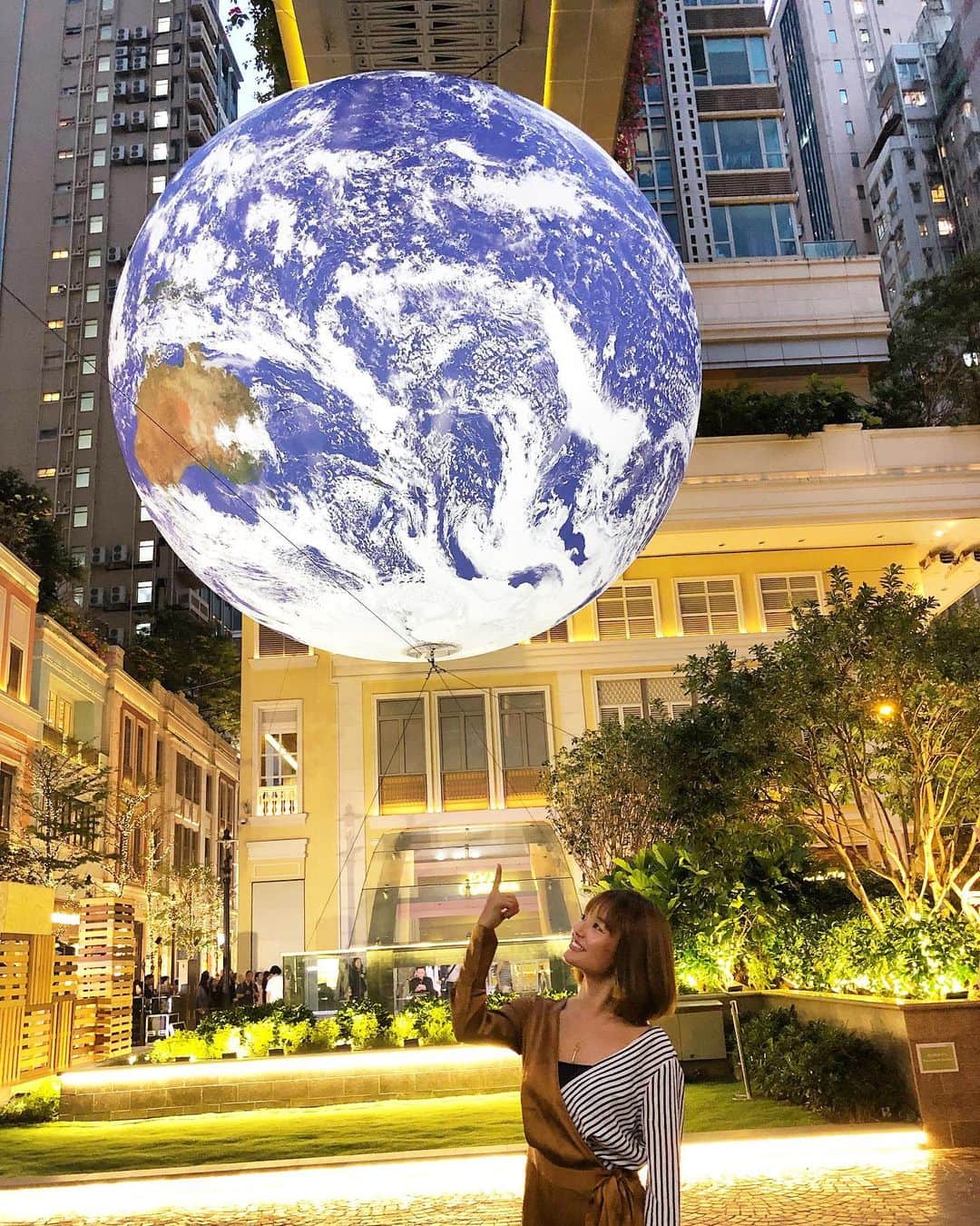 紺谷みえこのインスタグラム：「地球、環境、自然、愛、がテーマのアートイベントにいきました。「教育」以外にも気になっているテーマなので、とても考えさせられる時間でした。 地球はとても美しい。 もっと愛していきたいな。 ・ #lovetheearthhk  #hongkong #love #art #earth #kowloon #gia #trip #mode#event #excision #dvf #leetungavenue  #earthartwor#hkig #gaia #hkiger #lovetheearth #starferry #湾仔 #香港 #愛 #アート  #地球 #地球儀 #旅行 #イベント #モデル #ダイアン #🌎」