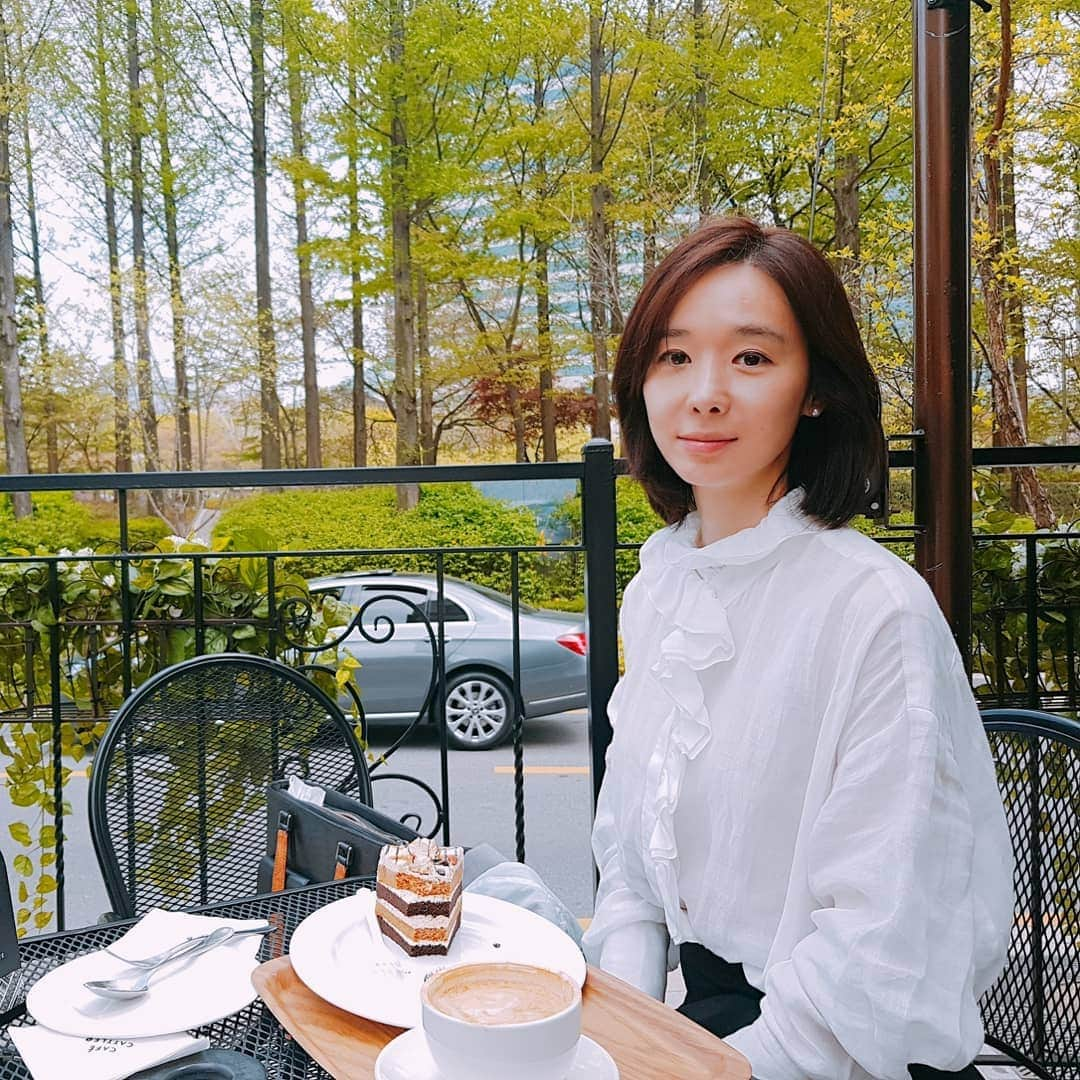 ハン・スヨンさんのインスタグラム写真 - (ハン・スヨンInstagram)「🍰☕ #한수연」5月9日 0時37分 - april_hansooyeon