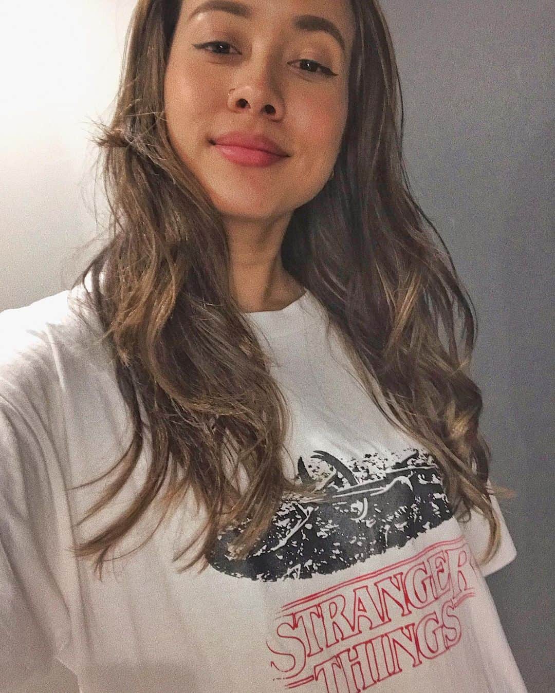 Tattyのインスタグラム：「今日は @strangerthingstv T-shirt DAY😆🙏❤️ 前に二子玉川の蔦屋で @netflixjp が ストレンジャーシングスのイベントやった時に いただいたもの😌🌹 @bedwin_official とのコラボだよ🌴 今日はこれ着てサロンで仕事してたんだけど しっかり気づいてくれたスタッフいて嬉しかった(笑) シーズン3がもうすぐ始まりますねふふふふ 7月まであっという間なんだろうな(笑) 7/4の配信開始までわくわくですね👏👏👏 #strangerthings #bedwinandtheheartbreakers #tshirt #netflix #ストレンジャーシングス」