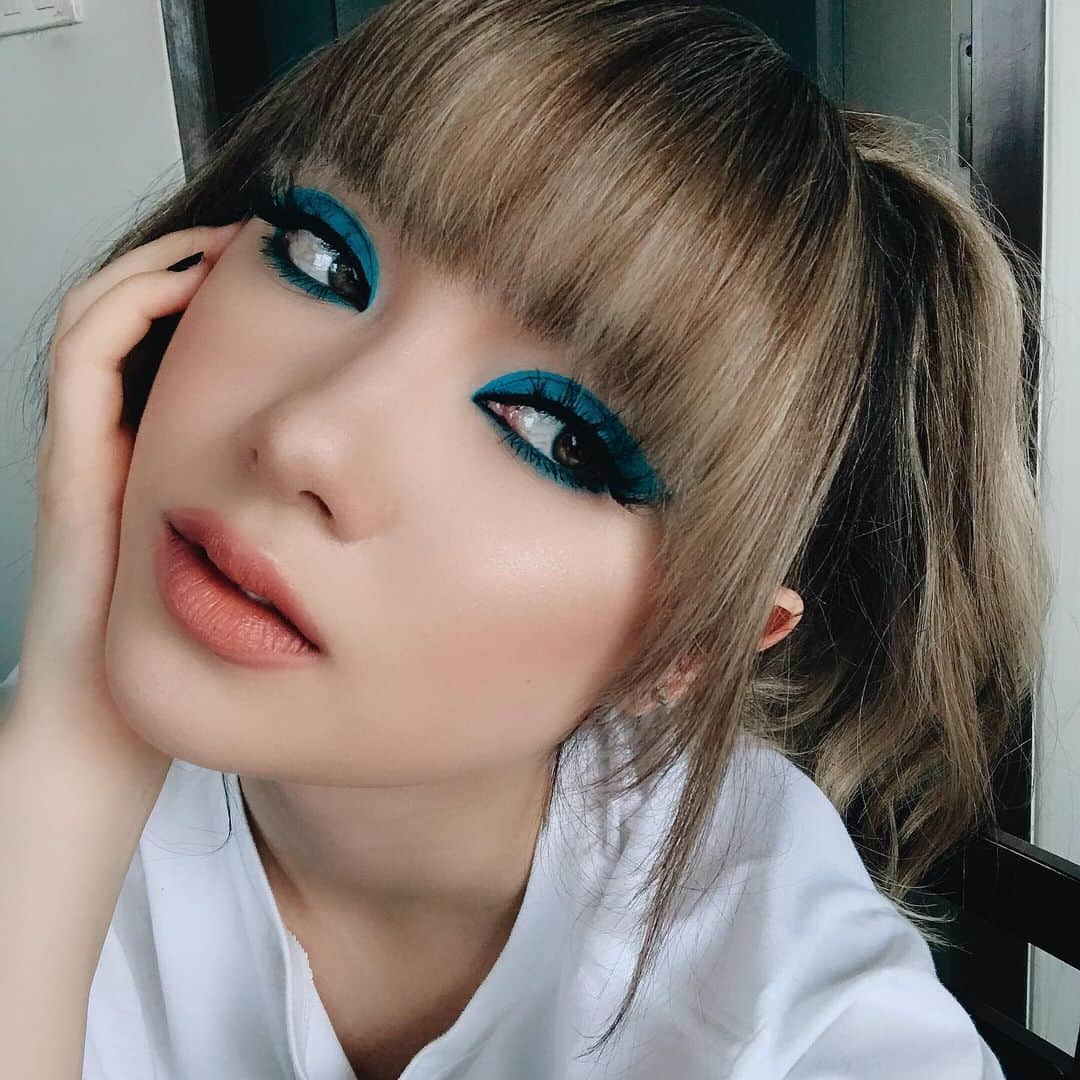 ヤンニーン・ワイゲルさんのインスタグラム写真 - (ヤンニーン・ワイゲルInstagram)「Pre-award show look💙」5月9日 0時39分 - jannineweigel