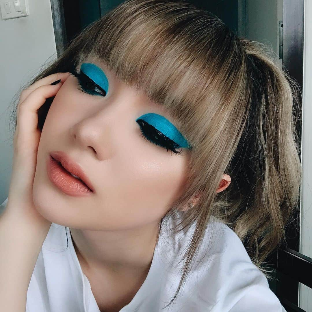 ヤンニーン・ワイゲルさんのインスタグラム写真 - (ヤンニーン・ワイゲルInstagram)「Pre-award show look💙」5月9日 0時39分 - jannineweigel