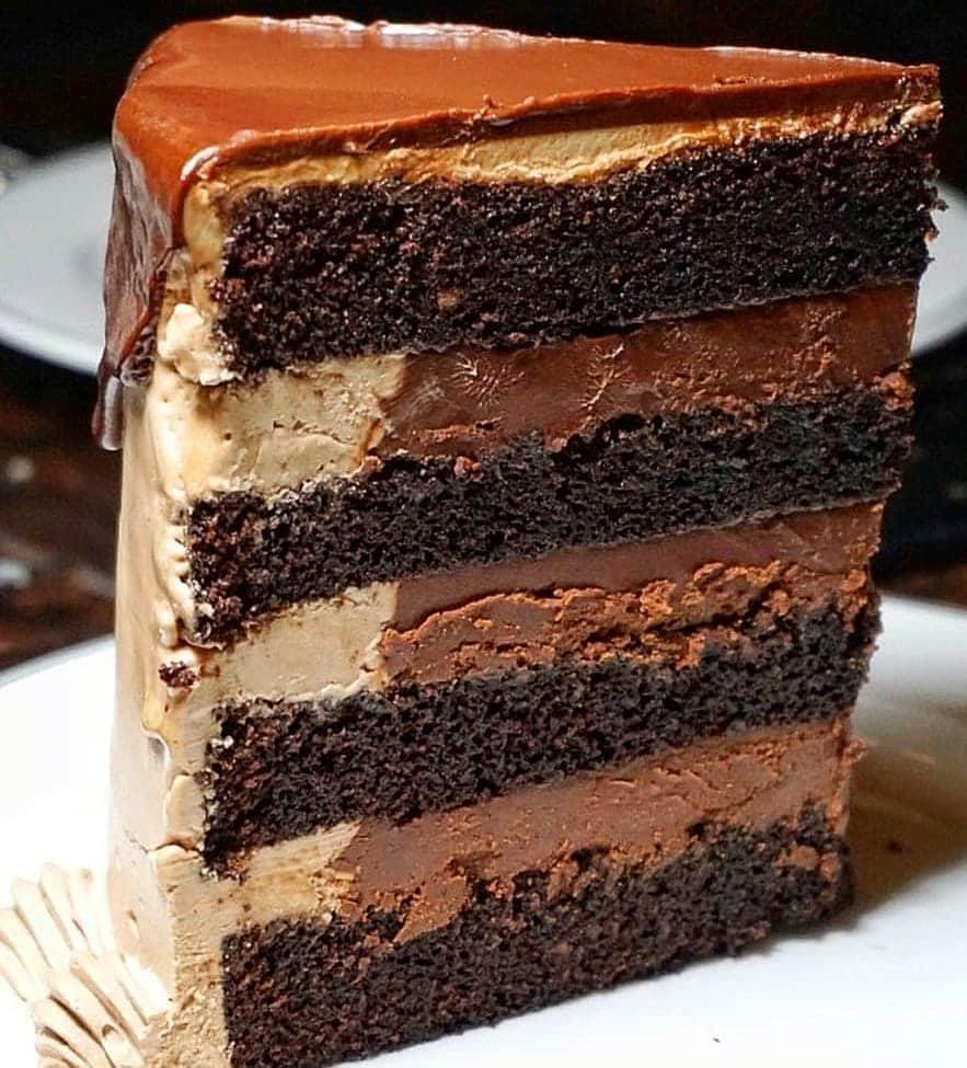 Cesar Gonzalez Cocineroさんのインスタグラム写真 - (Cesar Gonzalez CocineroInstagram)「La receta perfecta para los endietados 😈: Torta de Chocolate Húmeda con Buttercream de Chocolate🔥 ⠀ Ingredientes: ⠀ Para el Bizcocho: ⠀ 3 tazas de Harina de Trigo Todo Uso 3 tazas de Azúcar 1 ½ taza de Nesquik o Toddy 1 cda. de Bicarbonato 1 cda. de Polvo de Hornear 1 cdta. de Sal 4 Huevos 1 ½ taza de Buttermilk (1 ½ taza de Leche + Jugo de medio Limón grande. Deja reposar 10 minutos y usa así sin colar) 1 ½ taza Agua caliente ½ taza de Aceite de Maíz ⠀ Preparación: ⠀ -Combina todos los ingredientes. ⠀ -Vierte la mezcla en un molde enmantecado y enharinado (con Cacao en polvo) ⠀ -Lleva al horno previamente precalentado a 160°C y deja cocinar durante 30 minutos aproximadamente. ⠀ Para el Buttercream (3 tazas): ⠀ 1 ½ tazas de Mantequilla sin Sal a temperatura ambiente ½ taza de Cacao en polvo sin Azúcar 4 tazas de Azúcar Glass en polvo  ½ taza de Leche regular o Crema para Batir 2 cdtas. de Extracto o Esencia de Vainilla ⠀ Preparación: ⠀ -En un bowl, iniciando poco a poco, mezcla la Mantequilla junto al Cacao con ayuda de una batidora. Una vez integrados, sube la velocidad y bate durante 3 minutos. ⠀ -Luego, añade el Azúcar en 3 partes iguales y bate durante 3 minutos más cada vez a velocidad máxima hasta incorporarla por completo. ⠀ -Al terminar, agrega la Crema o la Leche líquida regular. La única diferencia es que la Crema proporcionará una consistencia más cremosa. ⠀ -Añade el Extracto o la Esencia de Vainilla y listo. ⠀ -Si desean que quede un poco más firme refrigeren durante un par de minutos y luego procedan a decorar. ⠀ Paso final: ⠀ -Decoren al gusto o dividan el bizcocho por capas rellenando entre cada una, cubriendo por encima y alrededor con ayuda de una espátula para cocina. ⠀ Menciona a tu endietado favorito para que prepare esta receta 🤭 ⠀ 📸: pinterest」5月9日 0時39分 - cesarcocinero