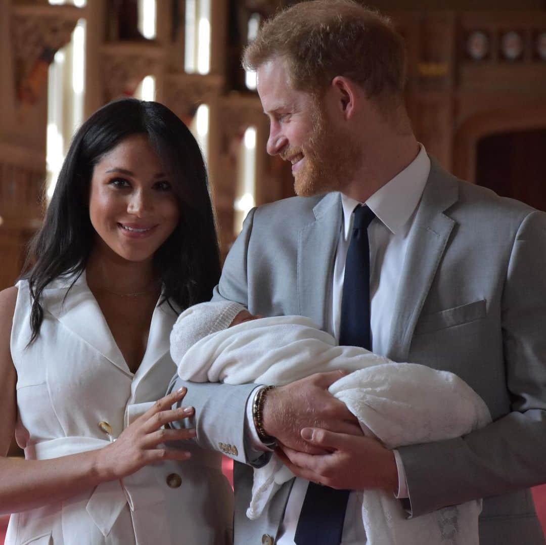 ロイヤル・ファミリーさんのインスタグラム写真 - (ロイヤル・ファミリーInstagram)「The Duke and Duchess of Sussex were photographed with their newborn son earlier at Windsor Castle today. The baby has been named Archie Harrison Mountbatten-Windsor. Archie was born on Monday, 6th May, at 05:26 in the morning, weighing 7lbs 3oz at birth and The Duke of Sussex was present. 📸 Royal Communications」5月9日 0時52分 - theroyalfamily