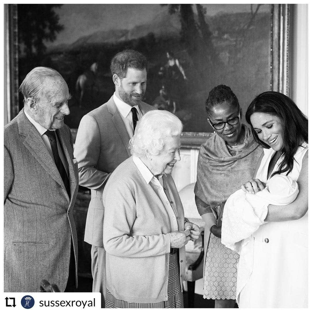 Good Morning Americaさんのインスタグラム写真 - (Good Morning AmericaInstagram)「#REPOST @sussexroyal: The Duke and Duchess of Sussex are pleased to announce they have named their first born child:  Archie Harrison Mountbatten-Windsor  This afternoon Their Royal Highnesses introduced Her Majesty The Queen to her eighth great-grandchild at Windsor Castle. The Duke of Edinburgh and The Duchess’ mother were also present for this special occasion.  Photo credit: Chris Allerton ©️SussexRoyal」5月9日 0時45分 - goodmorningamerica