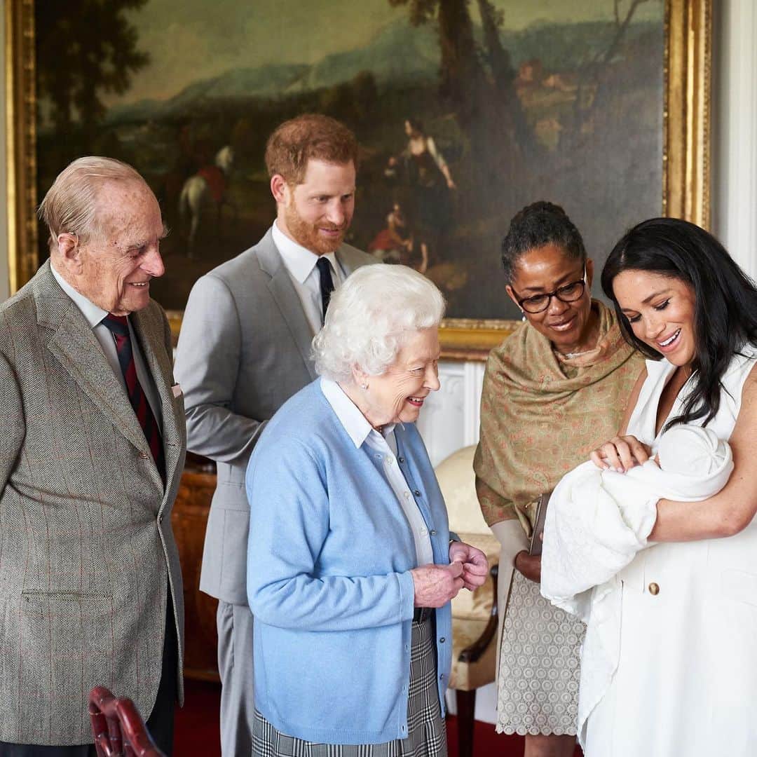 ロイヤル・ファミリーさんのインスタグラム写真 - (ロイヤル・ファミリーInstagram)「The Queen and The Duke of Edinburgh were today introduced to the newborn son of The Duke and Duchess of Sussex at Windsor Castle. The Duchess’s mother, Ms Doria Ragland was also present. The Duke and Duchess of Sussex are delighted to announce that they have named their son Archie Harrison Mountbatten-Windsor. 📸 Chris Allerton/@sussexroyal」5月9日 0時45分 - theroyalfamily