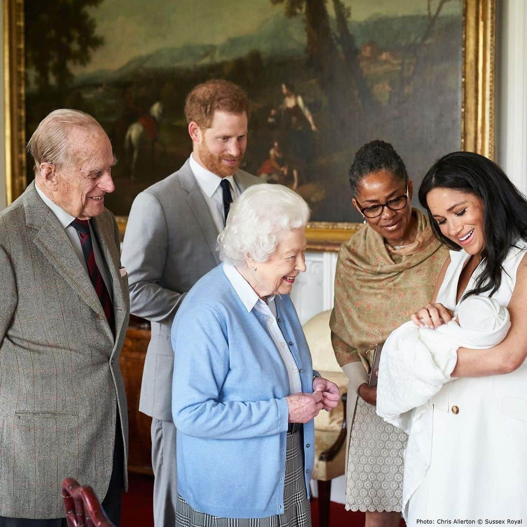 British Vogueさんのインスタグラム写真 - (British VogueInstagram)「The Duke and #DuchessOfSussex have revealed the name of their newborn son, Archie Harrison Mountbatten-Windsor, after introducing him to the Queen and Duke of Edinburgh this afternoon. #MeghanMarkle’s mother Doria Ragland was also in attendance. Photograph by @ChrisAllertonPhoto. Click the link in bio for more details on #BabySussex.」5月9日 0時55分 - britishvogue