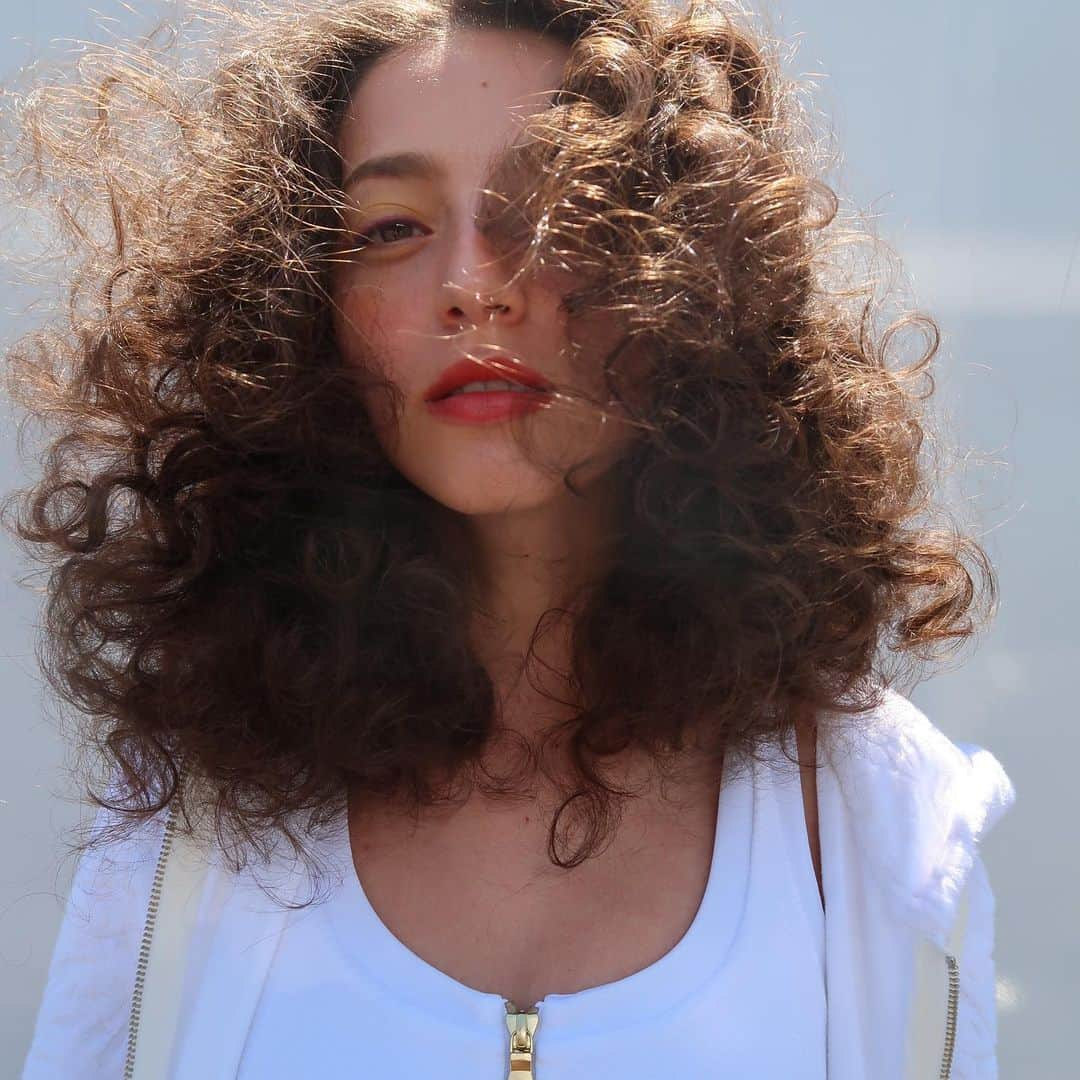 山口りささんのインスタグラム写真 - (山口りさInstagram)「#shooting for #magazine  curly hair summer makeup」5月9日 0時56分 - hairmakeupbylisayamaguchi