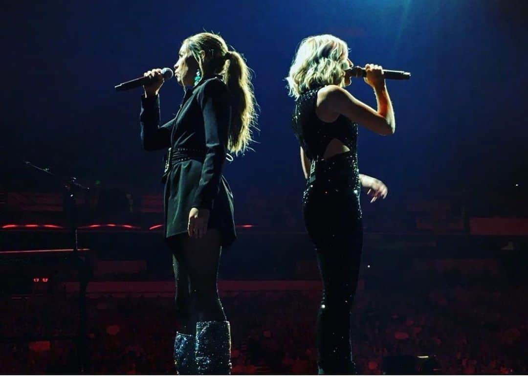 Maddie & Taeさんのインスタグラム写真 - (Maddie & TaeInstagram)「See you tomorrow Phoenix, Arizona 👯‍♀️ #cryprettytour360」5月9日 0時56分 - maddieandtae