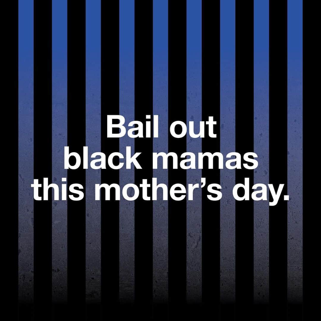 LUSH Cosmeticsさんのインスタグラム写真 - (LUSH CosmeticsInstagram)「For the third year in a row, @nationalbailout is bailing out black moms so they can spend Mother's Day with their children. Incarceration of women has increased 14-fold since 1970 and nearly 80% of women in jail are mothers. Most of them stay in pretrial detention simply because they can't afford bail. Help #FreeBlackMamas for Mother's Day by donating via the link in bio. ✊✊✊」5月9日 0時58分 - lushcosmetics