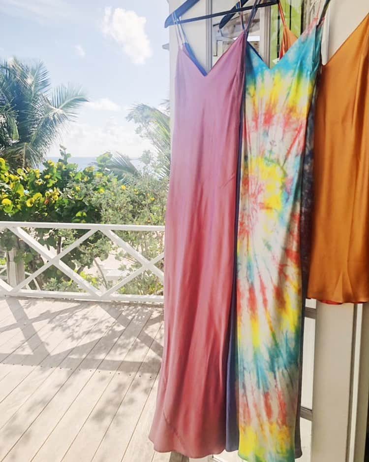 ダニジョーのインスタグラム：「Today’s forecast: 100% chance of sunshine ☀️ Tap to shop our slips • Our sold out tie dye slip is still available for pre-order! 🌈」