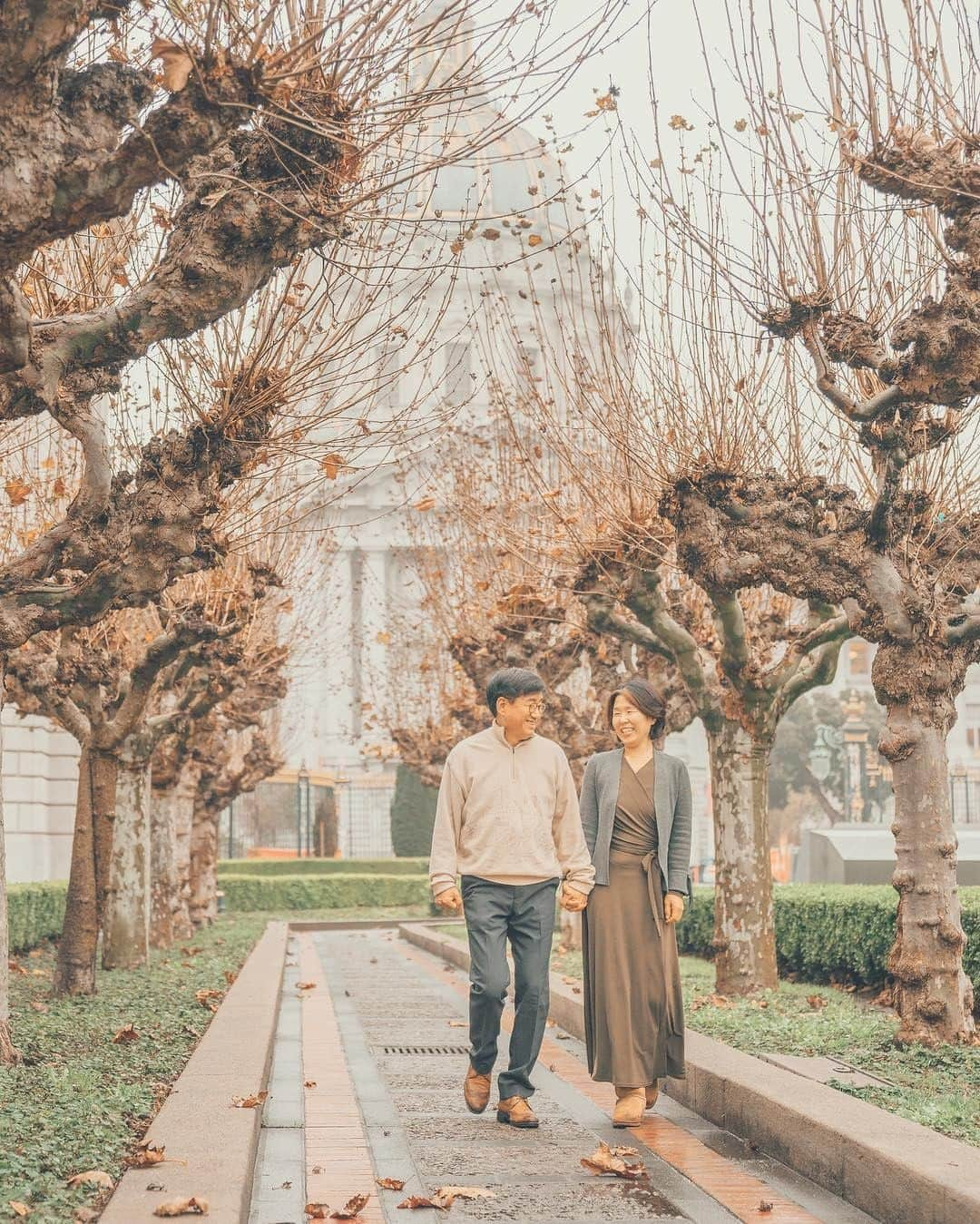 Visit The USAさんのインスタグラム写真 - (Visit The USAInstagram)「San Francisco's City Hall is the perfect backdrop for a scenic (and hilly!) stroll. The beloved Beaux Arts building has held a stake in SF's skyline since 1915, boasting a glorious golden dome that's the fifth largest in the world. 📸 @roy_park_sf」5月9日 1時00分 - visittheusa