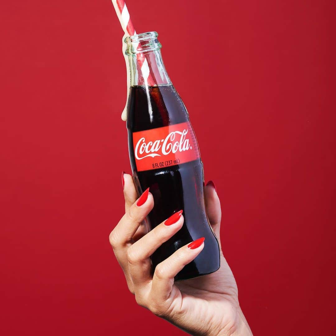 OPIさんのインスタグラム写真 - (OPIInstagram)「Celebrate #NationalShareACokeDay with a fresh coat of #CocoColaRed. 🥤❤️ Tag a friend you'd love to share a coke with! @cocacola #ColorIsTheAnswer #OPIObsessed #cocacola #red #rednails #sharingiscaring #cola」5月9日 1時09分 - opi