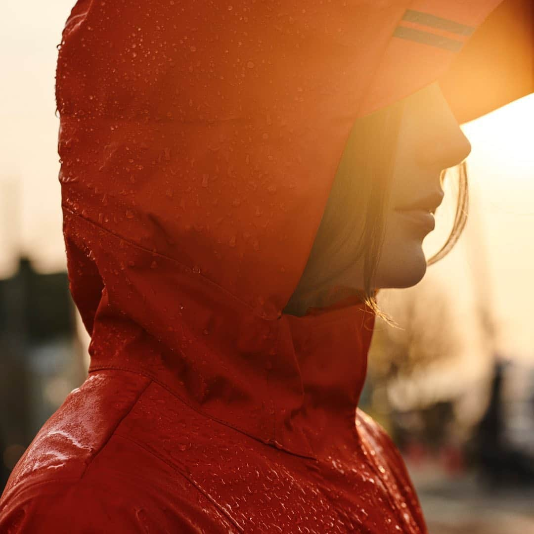 カナダグースさんのインスタグラム写真 - (カナダグースInstagram)「Three things you may not know about the hoods on our rainwear: 1. They’re adjustable. Just pull the tab on the back for your perfect fit. 2. The extended brim is specifically designed to move with you and not block your line of sight. 3. That double-stripe detail is reflective, meaning you’ll be visible on even the dreariest of Spring days  To discover more about our raincoats, click the link in bio #DryAnywhere #Spring19」5月9日 1時02分 - canadagoose