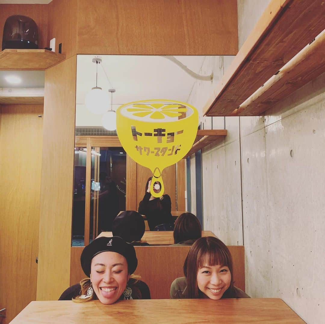 三ツ井裕美さんのインスタグラム写真 - (三ツ井裕美Instagram)「@tokyosourstand  先日OPENしたこのお店。  種類が豊富なうえに、新鮮な野菜やフルーツを沢山使っていて、美味しいだけでなく身体に良さそうなお酒が(ノンアルコールも)いっぱいありました🥬🥝🍋 女性にも人気が出そう✨✨ もちろんお料理も👍🏼 本当にオススメです！！ #tokyosourstand #神楽坂 #いつものメンバーでw」5月9日 1時04分 - hiromi__km