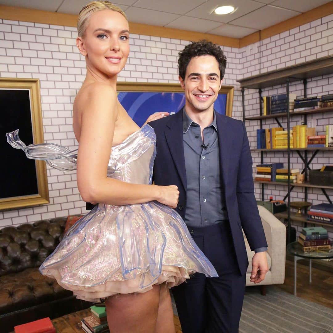 Good Morning Americaさんのインスタグラム写真 - (Good Morning AmericaInstagram)「Legendary fashion designer @zacposen brought in his dresses from this year’s #MetGala and all we can say is WOW! 😍」5月9日 1時05分 - goodmorningamerica