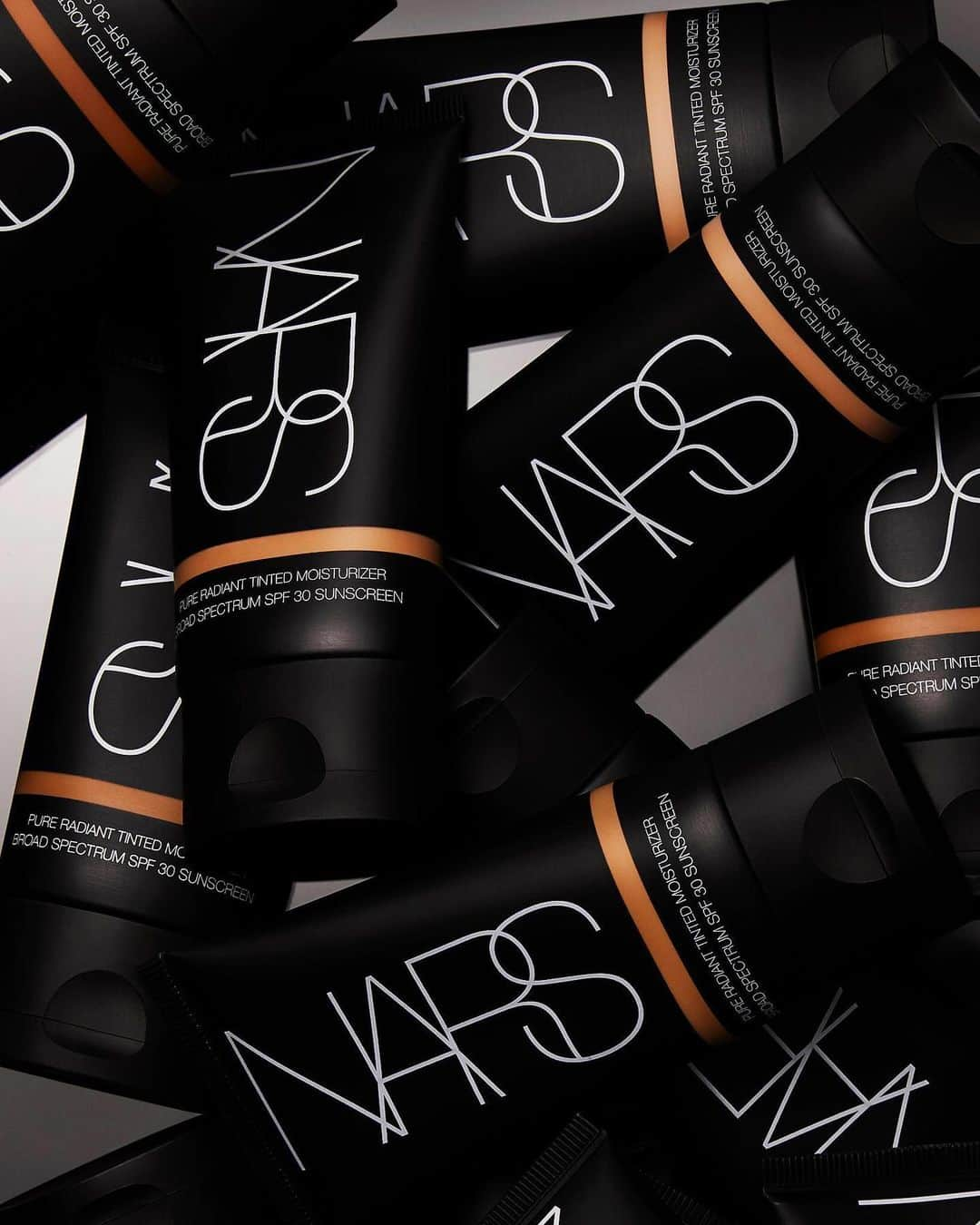 NARSさんのインスタグラム写真 - (NARSInstagram)「When the days get warmer, foundation gets lighter. Pure Radiant Tinted Moisturizer hydrates, brightens and protects with lightweight, buildable coverage and SPF 30.」5月9日 1時06分 - narsissist