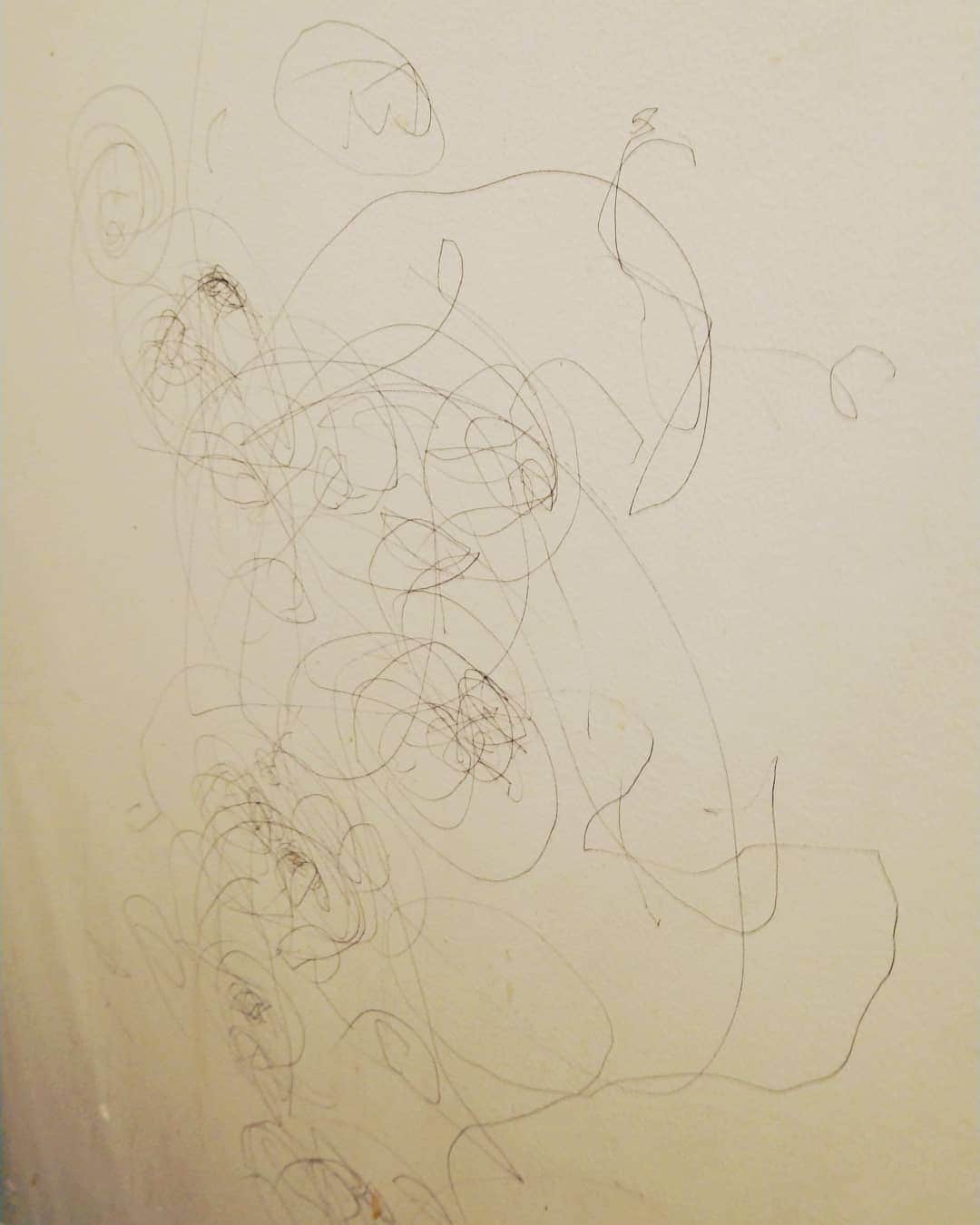 大林健二のインスタグラム：「アート。 超アート。 大先生に家に来て頂きました。 嬉しすぎる。 大事にさせて頂きます。 またご一緒したい。 壁に描いてもらいました。 #アート#art #ひなり大先生 #1歳10ヶ月 #娘 #奇才女 #無心が産む #大いたずら」