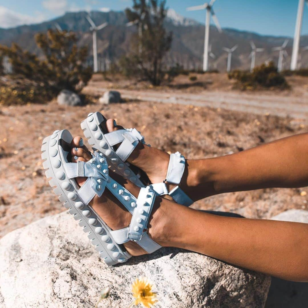 ケンネル&シュメンガーさんのインスタグラム写真 - (ケンネル&シュメンガーInstagram)「look at these beautiful shots by @debiflue wearing our stay cool NEO sandals 🥰 📸 @keeevsch #kennelundschmenger #debiflue #sandals #staycool #fashionsandals #summeriscoming」5月9日 1時12分 - kennelundschmenger