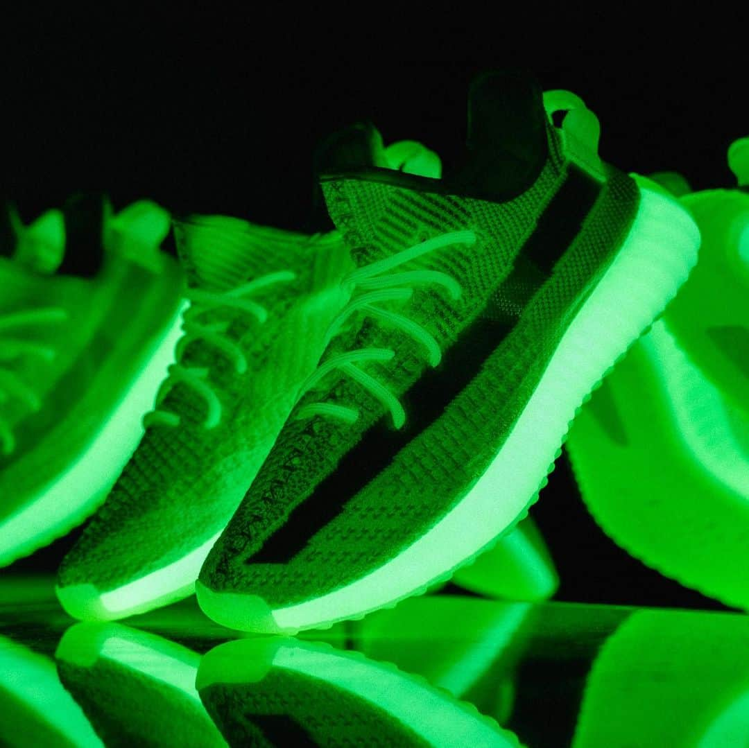 HYPEBEASTさんのインスタグラム写真 - (HYPEBEASTInstagram)「@hypebeastkicks: Swipe for our closer look at @adidasoriginals’ forthcoming YEEZY BOOST 350 V2 “Glow-in-the-Dark,” courtesy of @flightclub. Is this colorway a cop or a drop? Photos: Eddie Lee/HYPEBEAST」5月9日 1時16分 - hypebeast