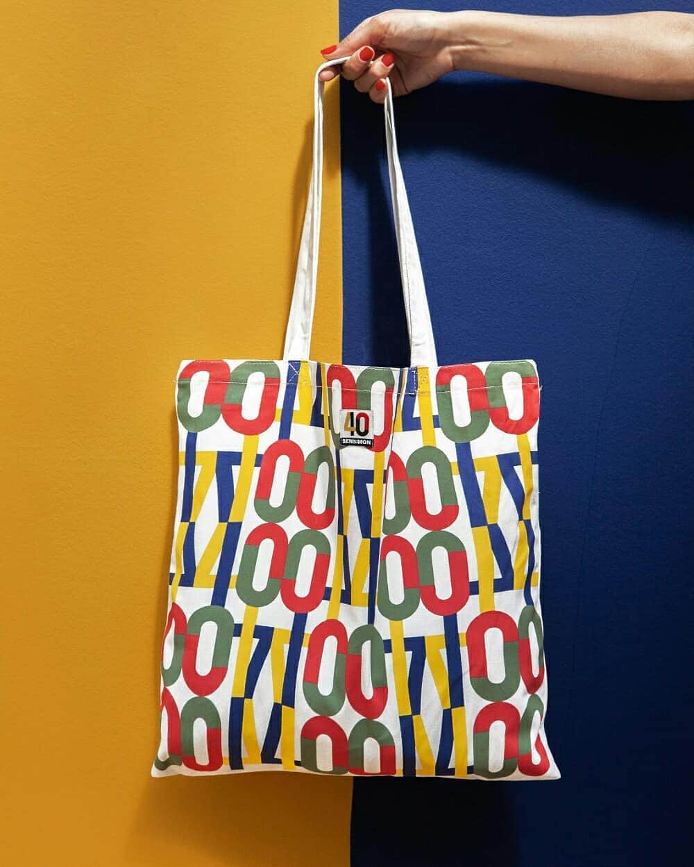 ベンシモンのインスタグラム：「- 1979 - 2019 - Qui dit anniversaire dit aussi tote bag collector !  En Mai retrouvez ce tote bag édition limitée monogrammé pour les 40 ans de notre tennis en vente dans vos commandes et dans nos boutiques. > Pour fêter dignement ses 40 ans, notre tennis revêt son indémodable parure immaculée. La couleur, symbole de la marque, s'immisce dans les détails.  La tennis est accompagnée de ses 4 semelles interchangeables et d'une pochette au monogramme unique. > Disponibles dès maintenant sur Bensimon.com 🇬🇧 When you say anniversary it also means collector tote bag! In May, this limited edition tote bag especially made with the monogram of our 40th anniversary in our website and concept stores. > To celebrate its 40 years old, our tennis shoe is a replica of the original immaculate one.  Symbol of the brand, the color shows up on details.  This special edition will be sold with its 4 interchangeable inner soles in a unique monogramed pouch. > Available now on Bensimon.com」