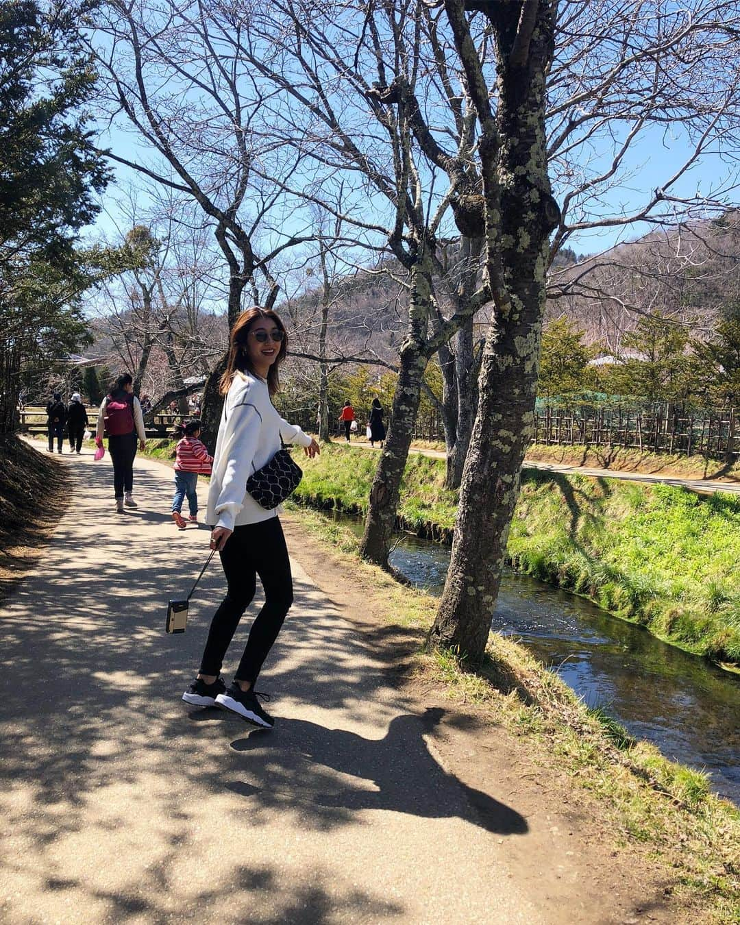 有末麻祐子さんのインスタグラム写真 - (有末麻祐子Instagram)「GW前ですが、家族旅行で 山梨に行きました🤪 のどかな場所☺️🍃 山梨は空気が美味しいよね🗻  しばし家族旅行写真にお付き合い よろしくお願いします。🤪 (質問あったトップスは @6______roku でごさいます)」5月9日 1時27分 - mayukoarisue