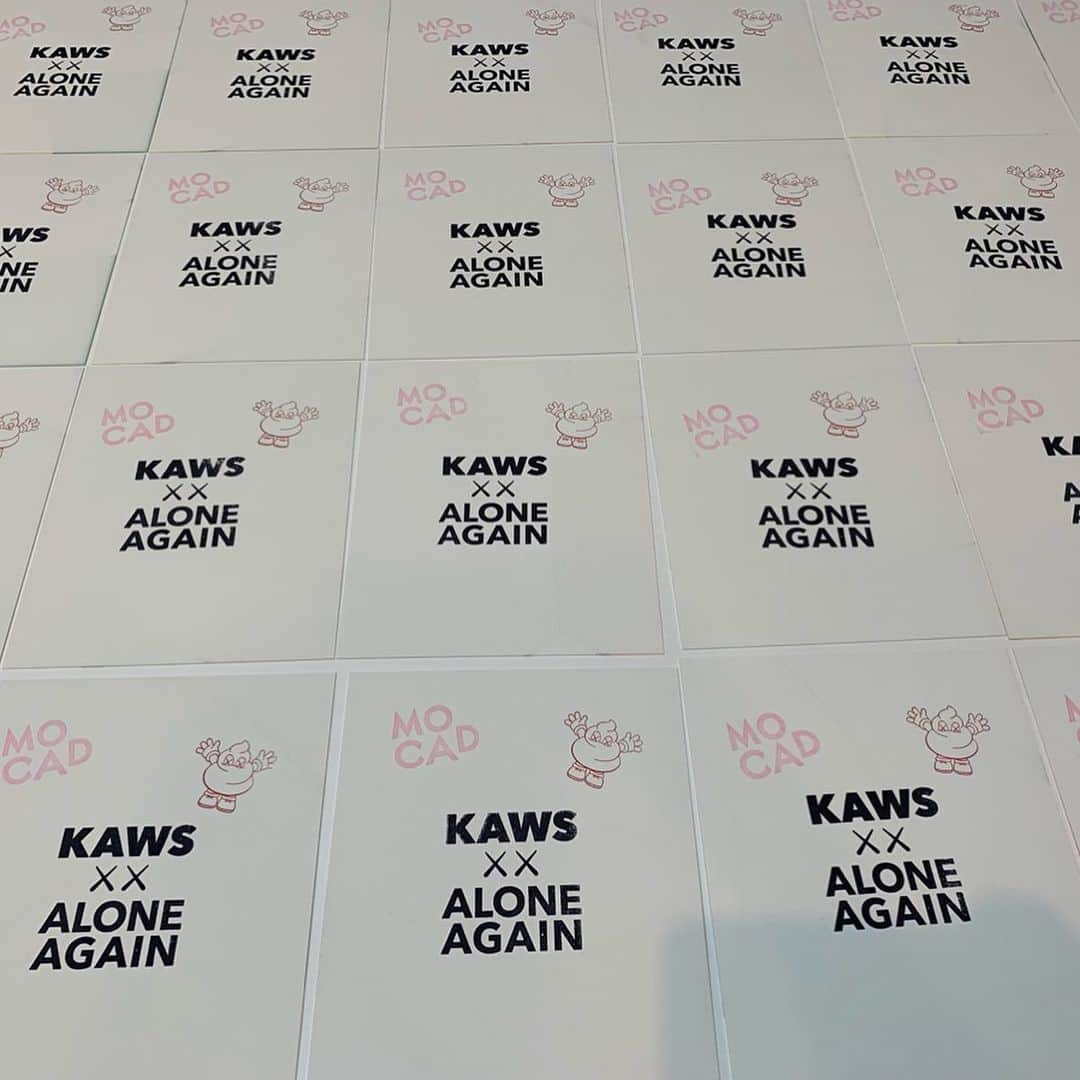 KAWSONEさんのインスタグラム写真 - (KAWSONEInstagram)「Thanks everyone who donated funds to @mocadetroit and in return will receive one of these prints... Proceeds support free and low-cost education for the community and we are thankful to everyone who contributed!  #kaws  @librarystreetcollective」5月9日 1時24分 - kaws